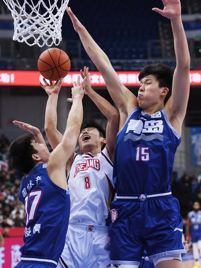 雷加利斯客场挑战塞维利亚,争取胜利 雷加利斯客场挑战塞维利亚,争取胜利