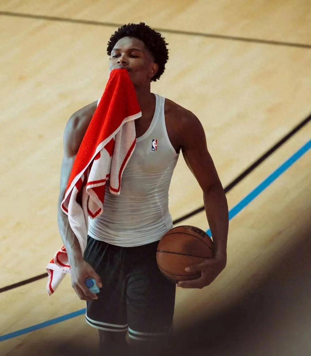 关于篮球巨星们在休赛期训练照片曝光的信息