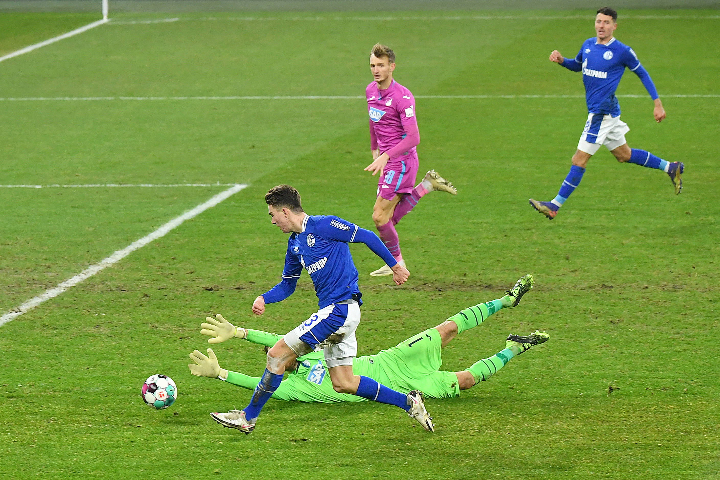 沙尔克球员集体爆发，主场轻松获胜