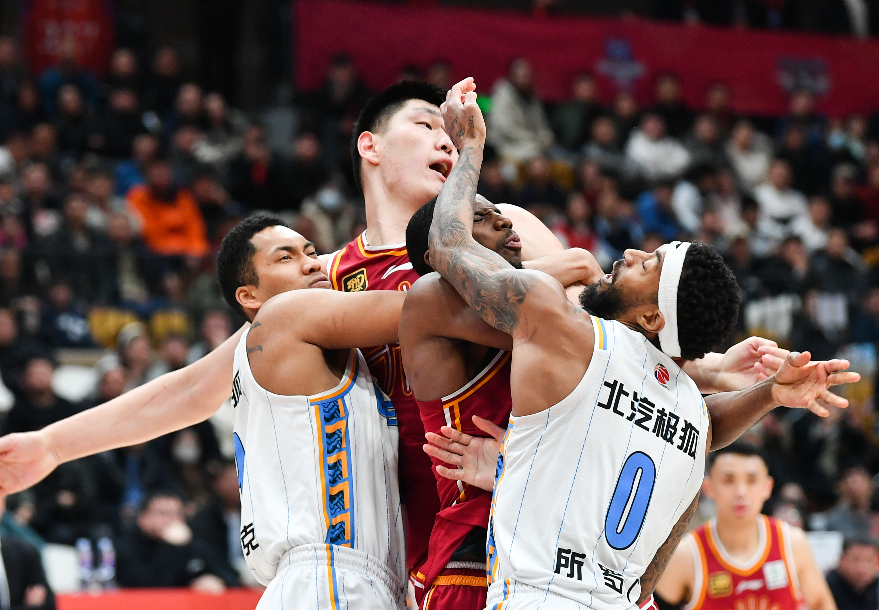 上海男篮遭遇连败，备战关键战役