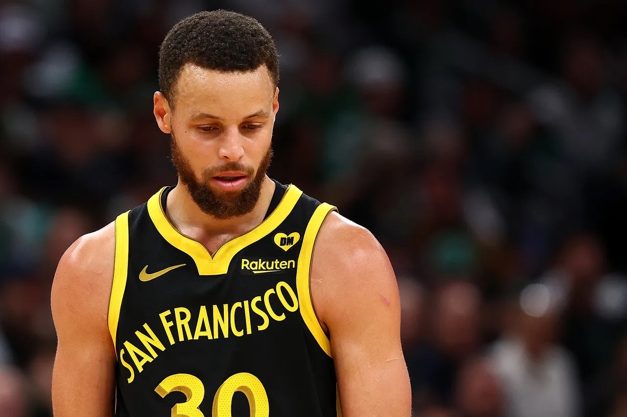 勇士惨败鹈鹕，库里状态低迷