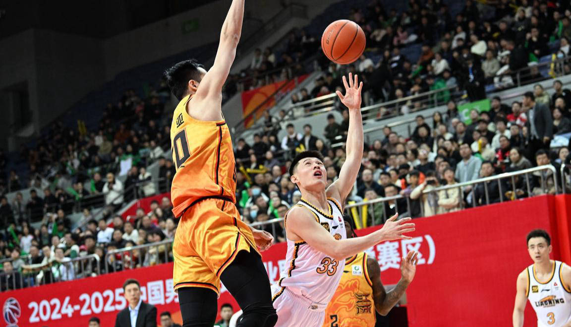 关于新秀球员崭露头角，带领球队实现胜利的信息